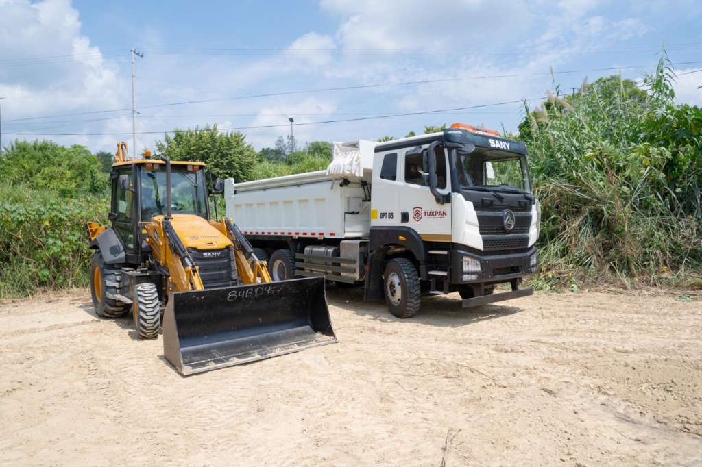 Maquinaria para obras públicas en Tuxpan: retroexcavadora 4x4 y camión de volteo.