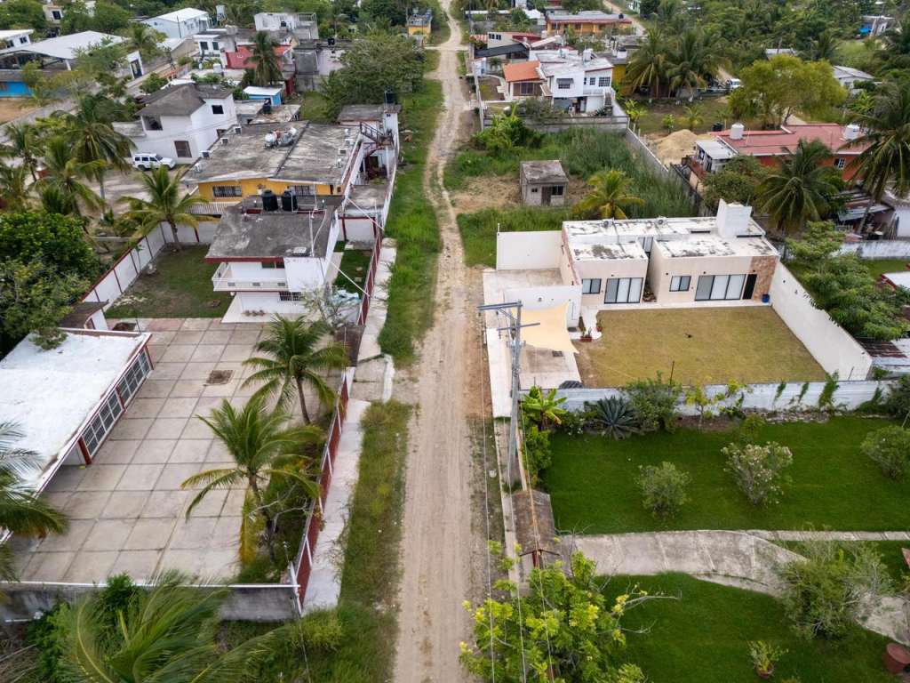 Construcción de banquetas y guarniciones en la colonia Emiliano Zapata de Tuxpan.