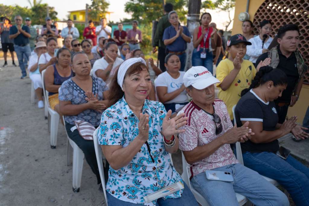 Construcción de banquetas y guarniciones en la colonia Emiliano Zapata de Tuxpan.