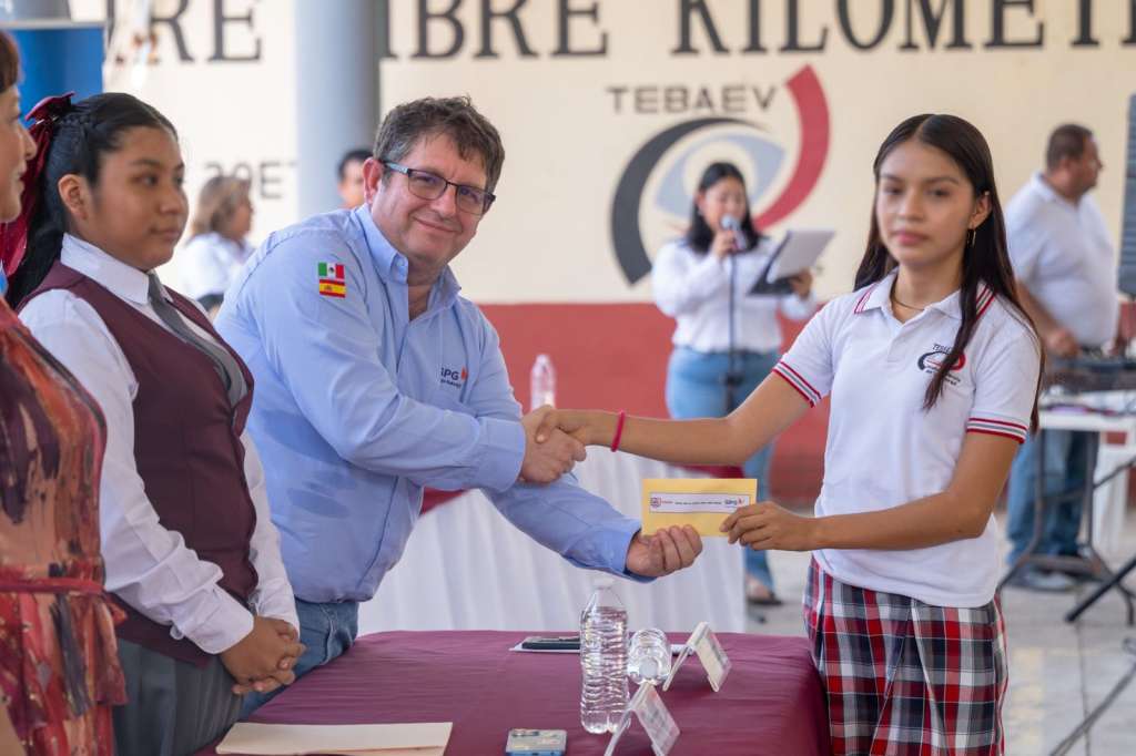 Entrega de becas educativas en Tuxpan a estudiantes de telebachillerato.